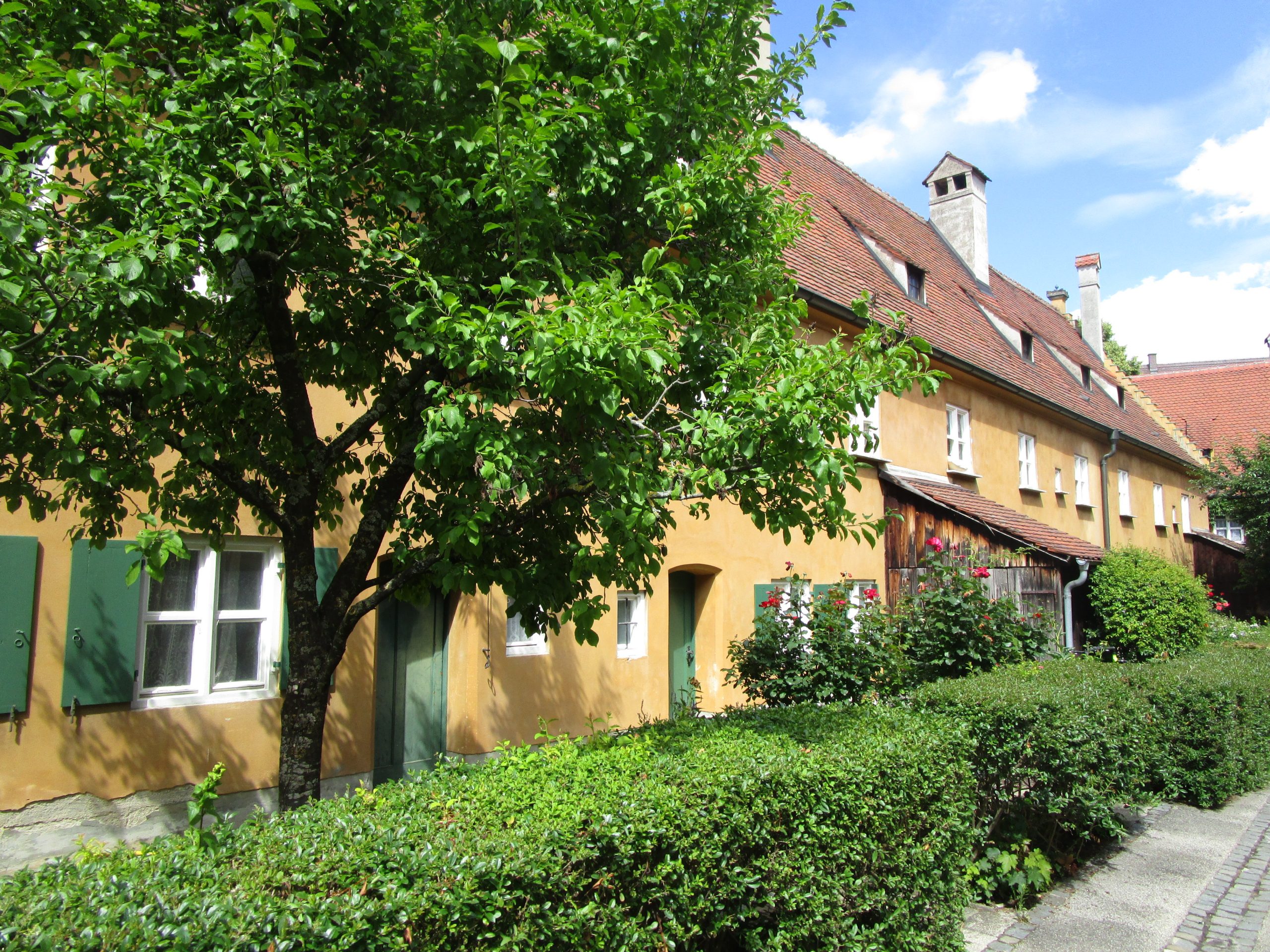 Die Fuggerei gilt als älteste Sozialsiedlung der Welt und zugleich auch heute noch als Musterbeispiel gelungenen Städtebaus, das es sich zu zeichnen lohnt.