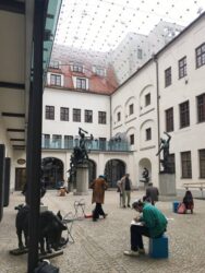 Zeichnen der Renaissance-Figuren im Innenhof des Maximilianmuseums