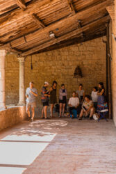 Zeichnen im Kreuzgang des Chiostro di Sant´Agostino in Massa Marittima. Foto © Maren Lickert