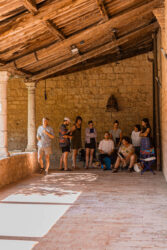 Zeichnen im Kreuzgang des Chiostro di Sant´Agostino in Massa Marittima. Foto © Maren Lickert