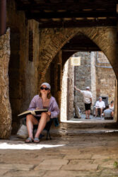 Zeichnen in den schattigen Gassen von Massa Marittima. Foto © Maren Lickert